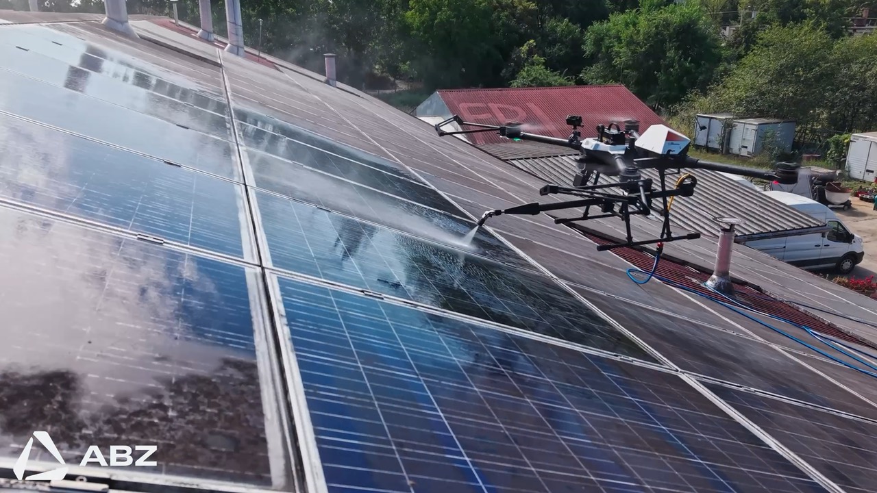 Panouri solare pe jumătate spălate, contrast vizibil